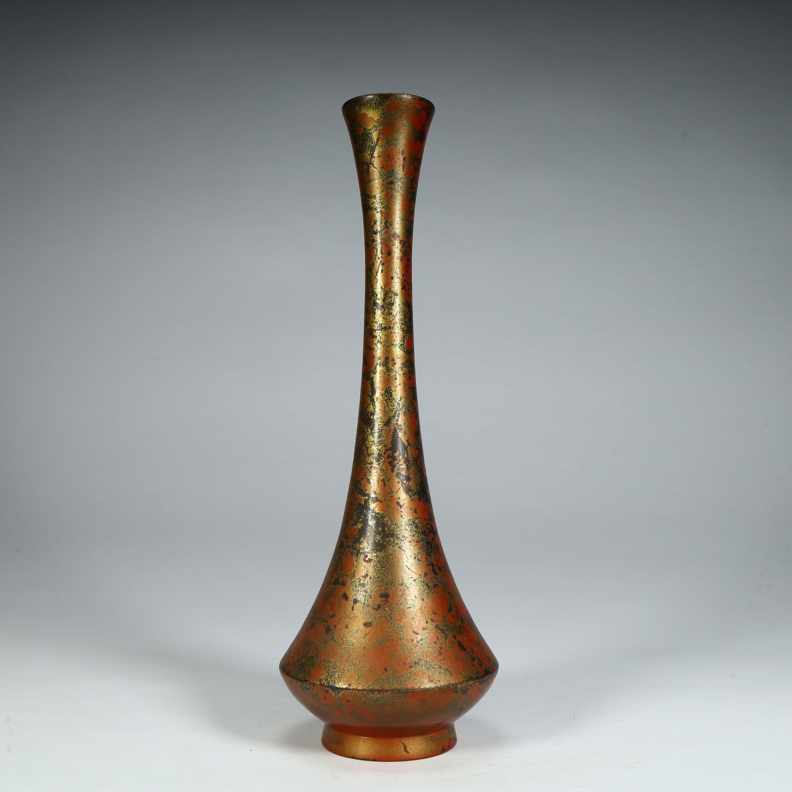 A piece of antique glaze appreciation bottle with a copper tire: A copper tired antique glaze appreciation bottle SIZE: H:26cm L:9cm W:9cm W:510g