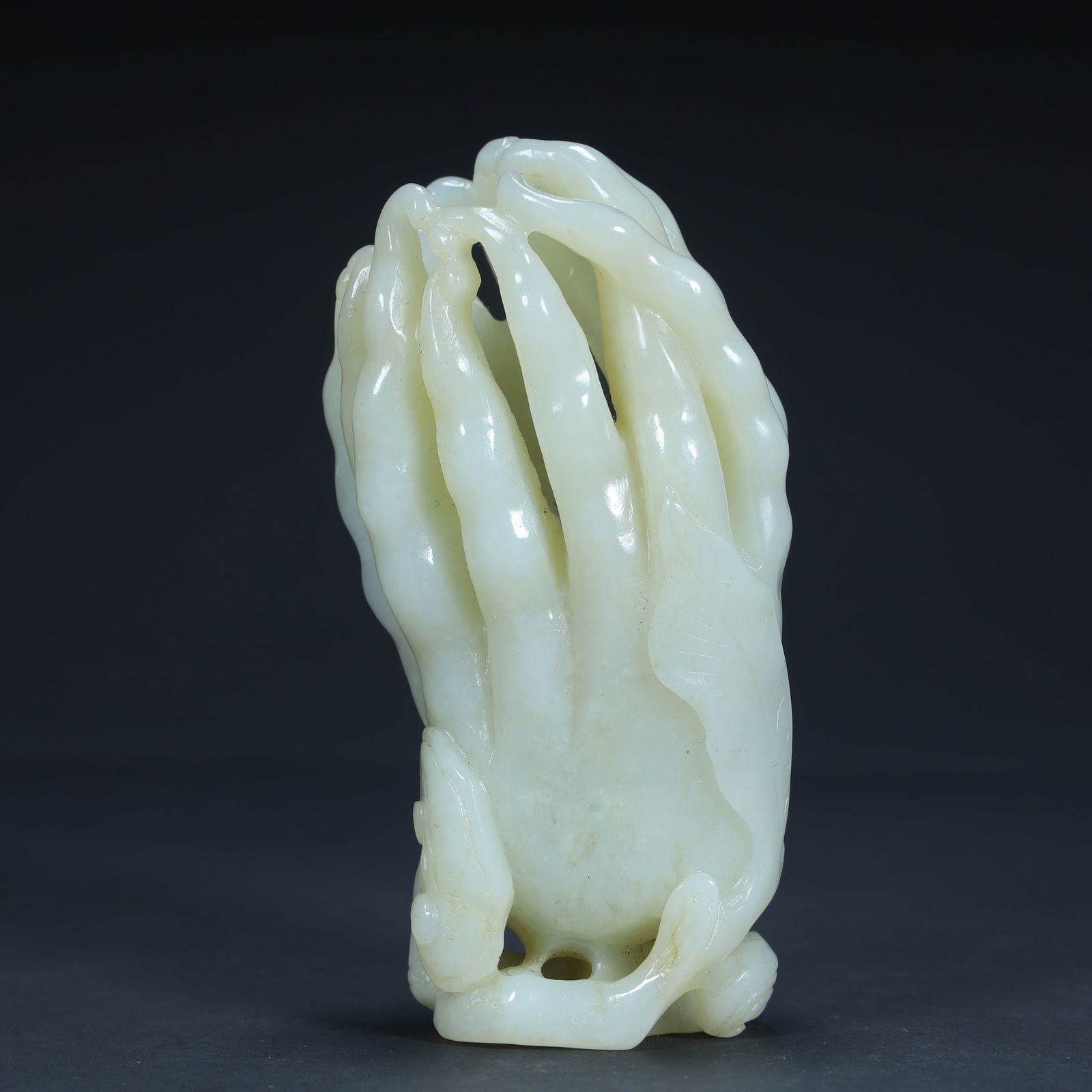A Qing Dynasty Hetian jade "Buddha's Hand Presenting Rui" ornament: Qing Dynasty Hetian jade "Buddha's Hand Presents Rui" ornament SIZE: H:10.5cm L:5.5cm W:4cm W:260g