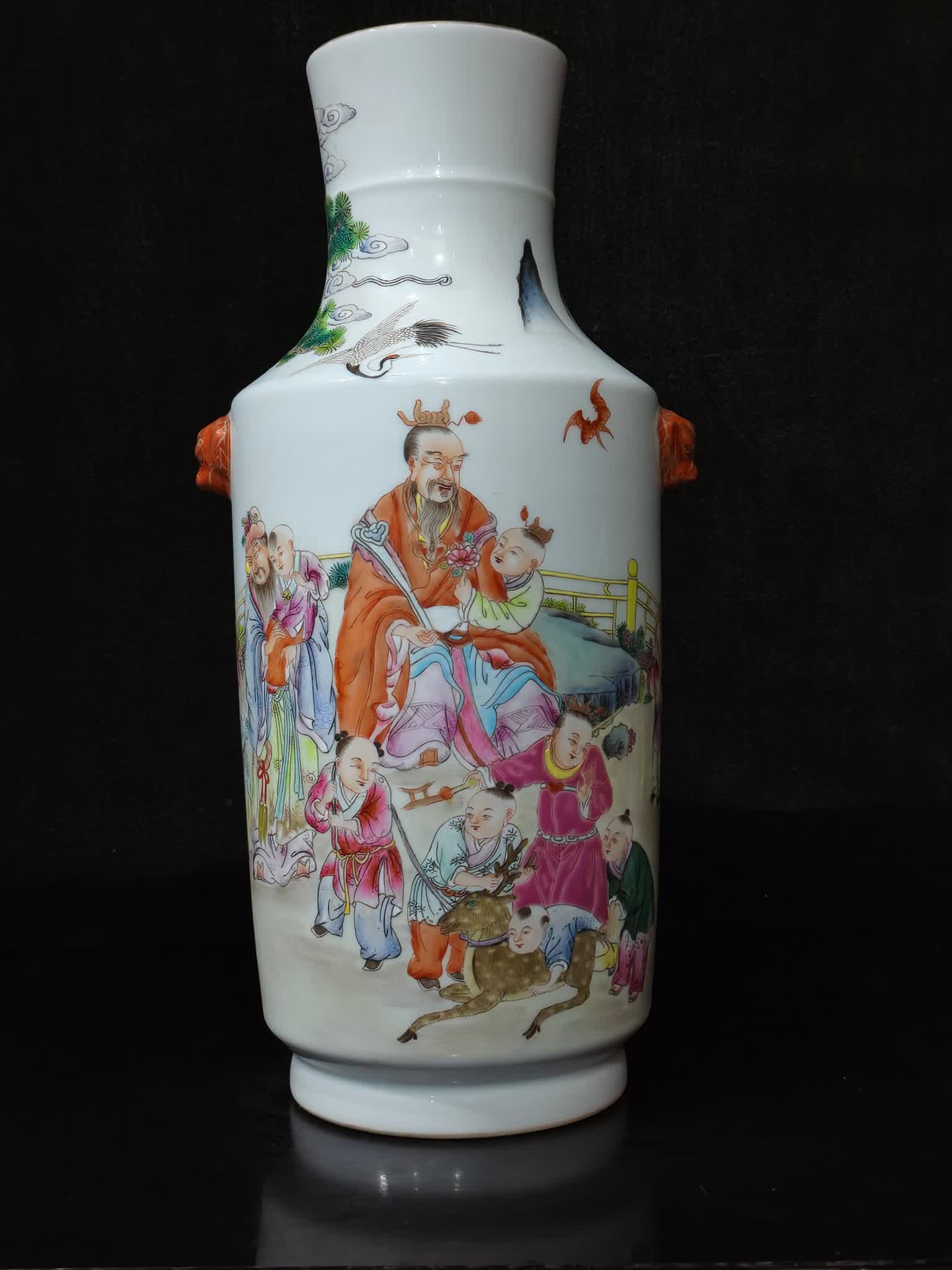 A Qianlong era bottle of enamel color amphora Guanyin vase: Qianlong year of the Qing Dynasty bottle enamel color amphora Guanyin vase SIZE: H: 37cm Belly W: 16cm mouthD: 10cm