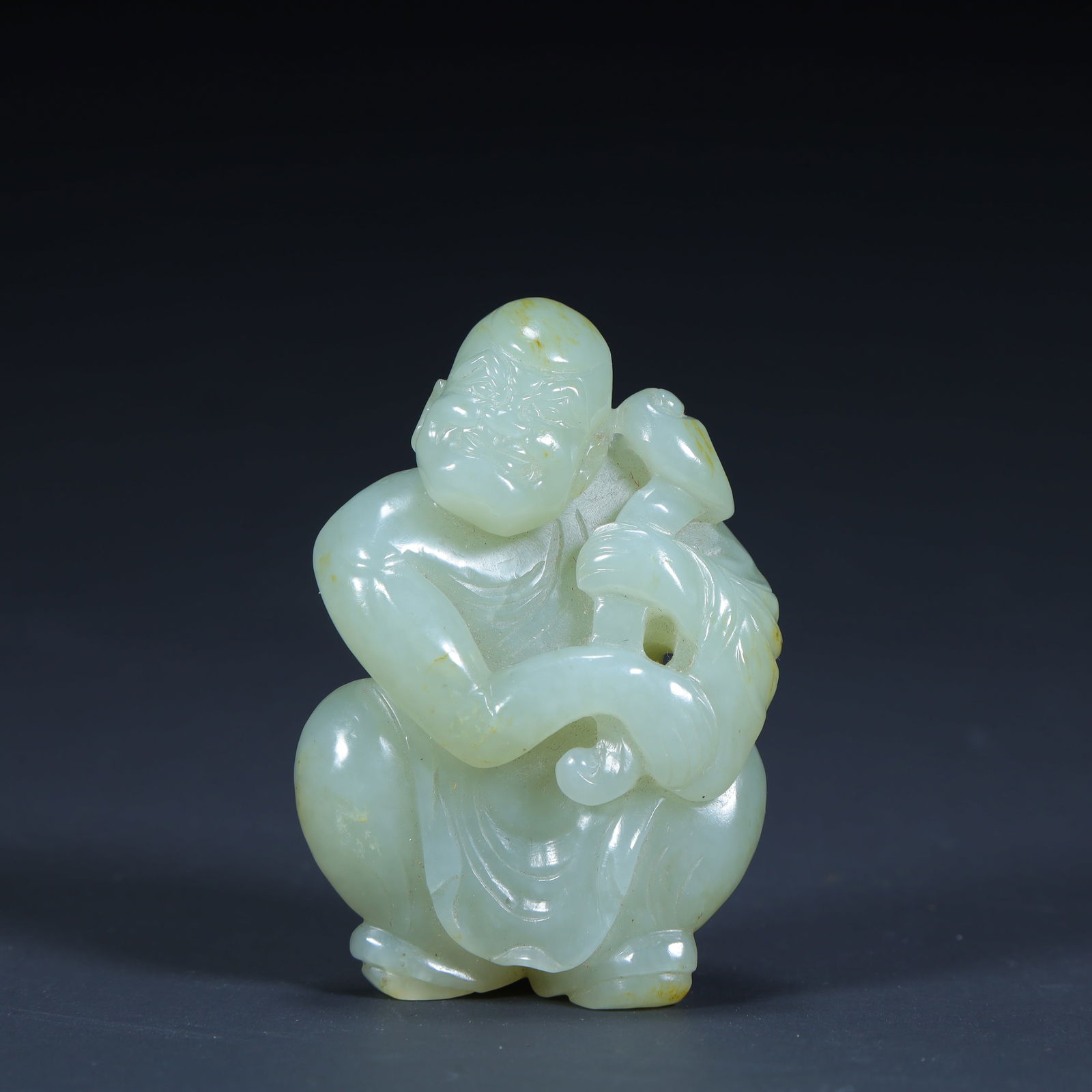 A Qing Dynasty Hetian jade Arhat holding a treasure ornament: Qing Dynasty Hetian jade arhat treasure ornament SIZE: H:7cm L:4.5cm W:2.5cm W:97.7g