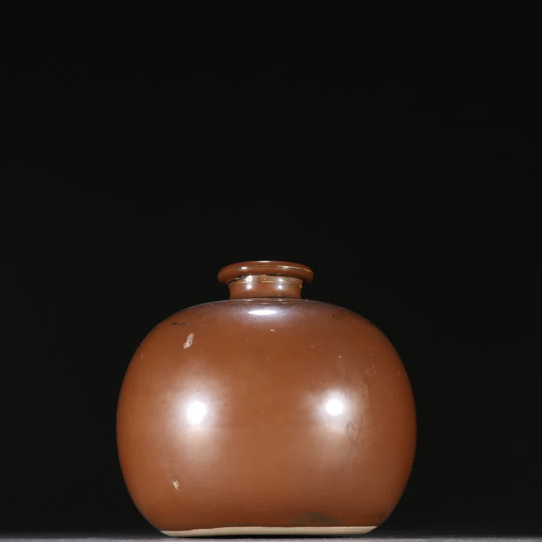 A Song Dynasty Ding kiln apple vessel: Song Dynasty Ding kiln apple zun SIZE: H:11cm W:12.7cm