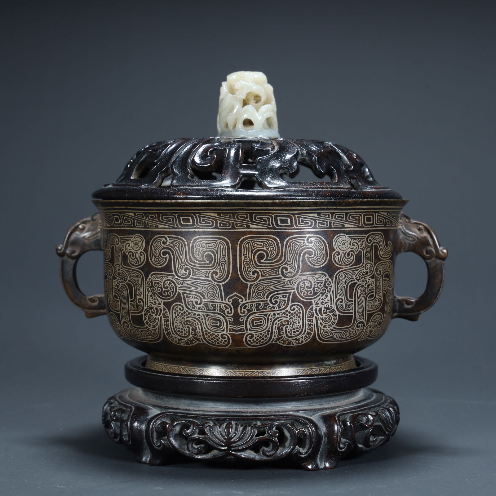 A Qing Dynasty copper wrong silver beast face pattern inlaid with jade cover amphora smoker: Qing Dynasty copper staggered silver beast face pattern inlaid jade cover amphora smoker SIZE: H:16cm L:17cm W:13.5cm W:1133g