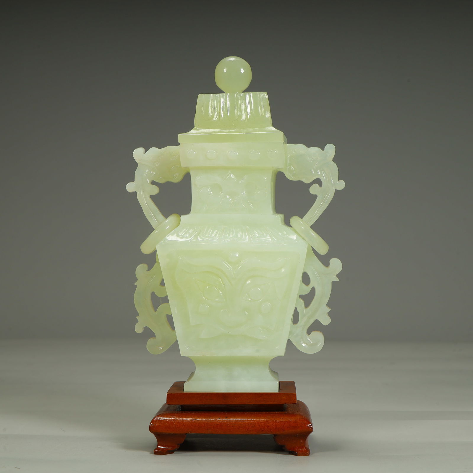 A Qing Dynasty Xiuyu antique animal face pattern live ring bottle ornament: Qing Dynasty Xiuyu antique animal face pattern live ring bottle ornament SIZE: H:18cm L:10cm W:4.5cm W:0.5kg