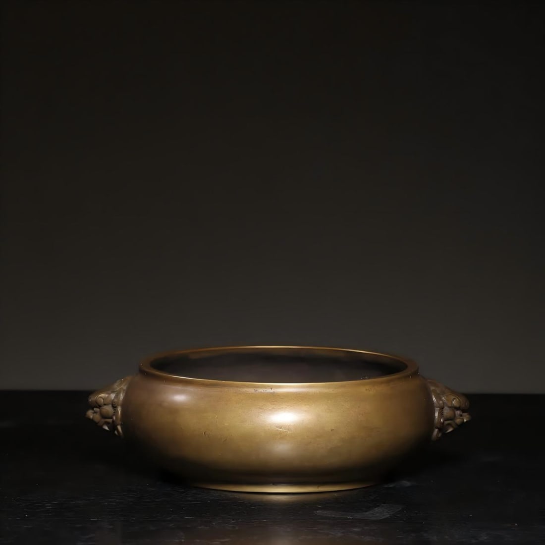 Qing Dynasty copper lion ear furnace: Qing Dynasty copper lion ear furnace SIZE: mouthD:11 Ear distance 14 H:4.5 W:761g