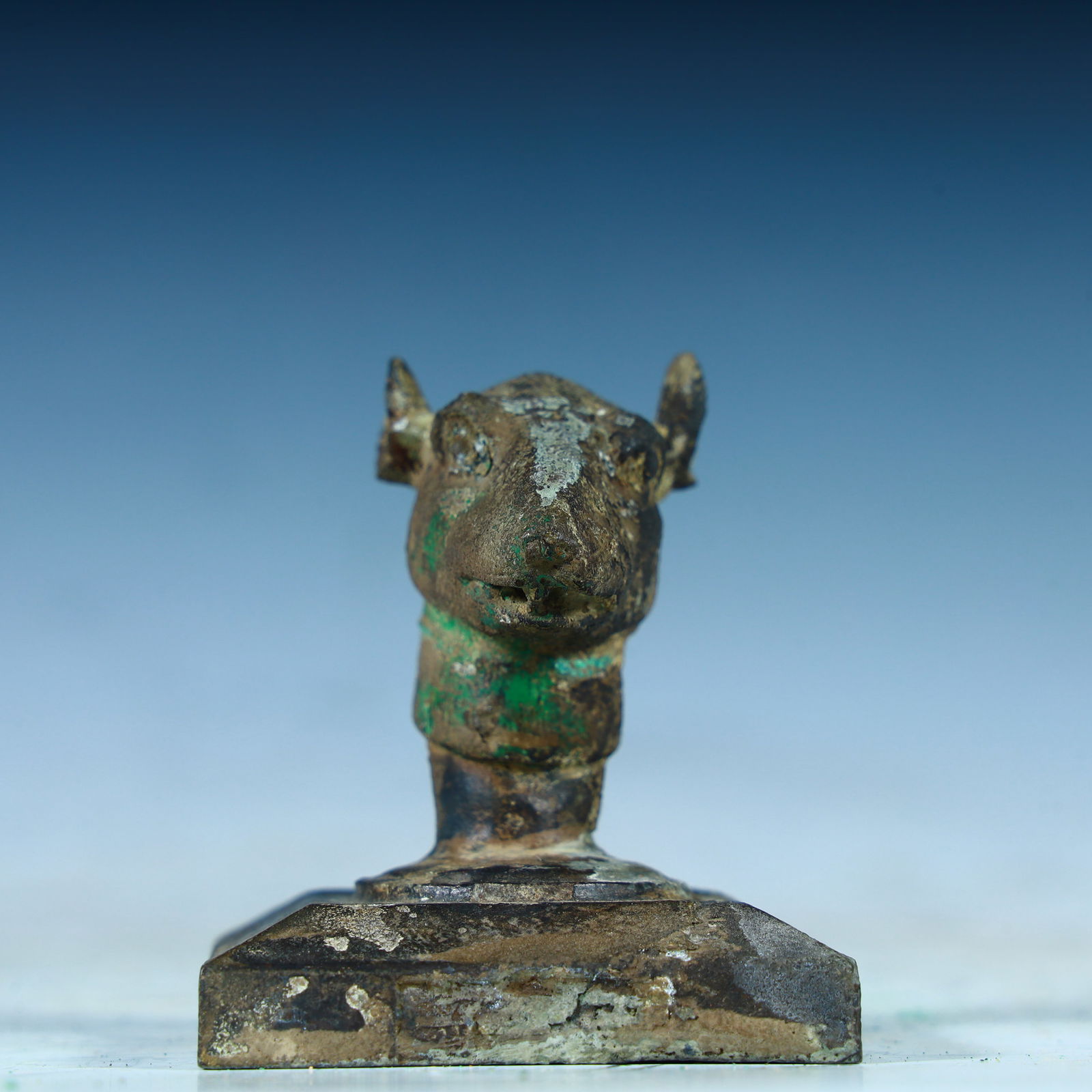 A Tang Dynasty copper painted mouse head seal (1 of 10)