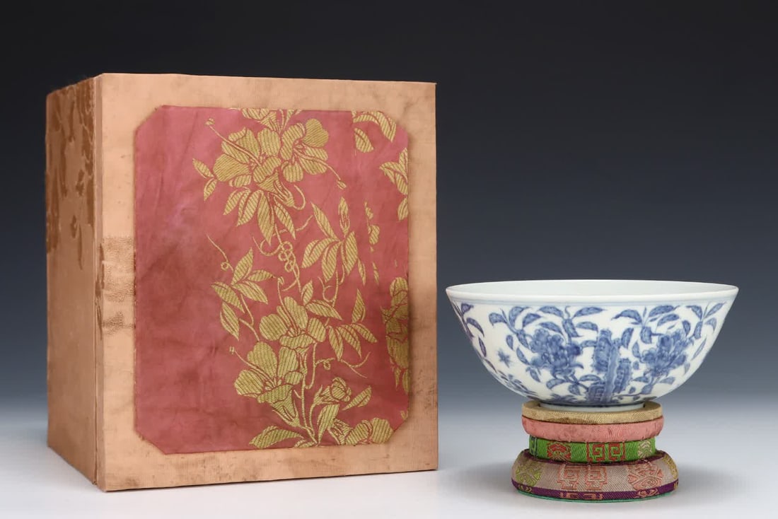 A Ming Dynasty blue and white tea pattern palace bowl: Ming Dynasty blue and white camellia pattern palace bowl SIZE: H: 7cm Abdominal diameter 15.5cm