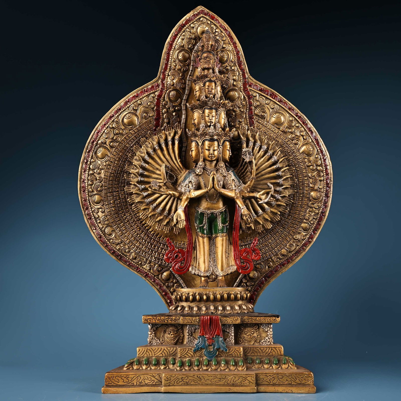 A Buddha statue of Guanyin Bodhisattva with a thousand hands carved with gold and painted on it: A Buddha statue of the Thousand-Handed Guanyin Bodhisattva of the Thousand-Handed Painted Station is engraved with gold SIZE: W:3700g H:45cm W:31cm