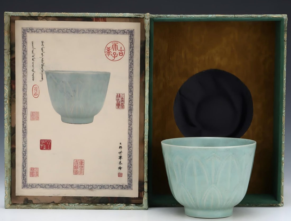 A Song Ru kiln sky blue glazed lotus petal bowl: Song Ru kiln sky blue glazed lotus petal bowl SIZE: H: 12.2cm Abdominal diameter 15.7cm