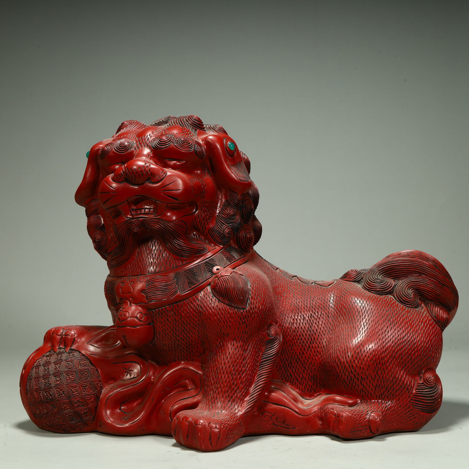 A red ball lion ornament: Remove the red play lion ornament SIZE: H:30cm L:40cm W:16cm W:4000g