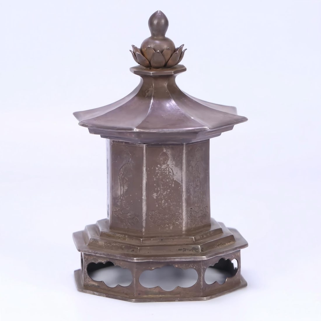 A piece of silver silver Arhat pattern relic pagoda: Silverware Silver Arhat pattern relic pagoda SIZE: 14.5x9.1x9cm W:382g