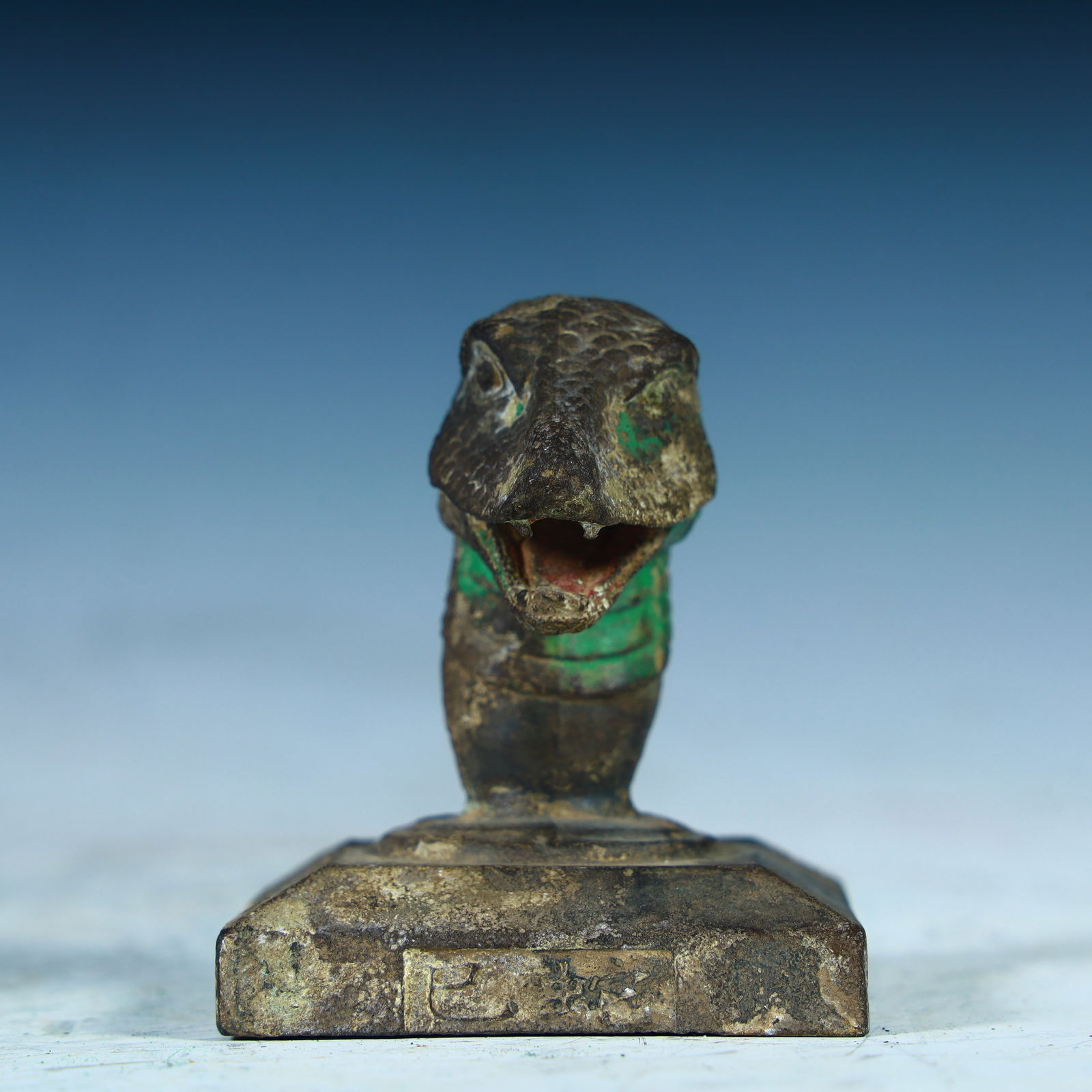 A Tang Dynasty copper painted snake head seal: Tang Dynasty copper painted snake head seal SIZE: H:7.8cm L:5.3cm W:5.3cm W:370.3g