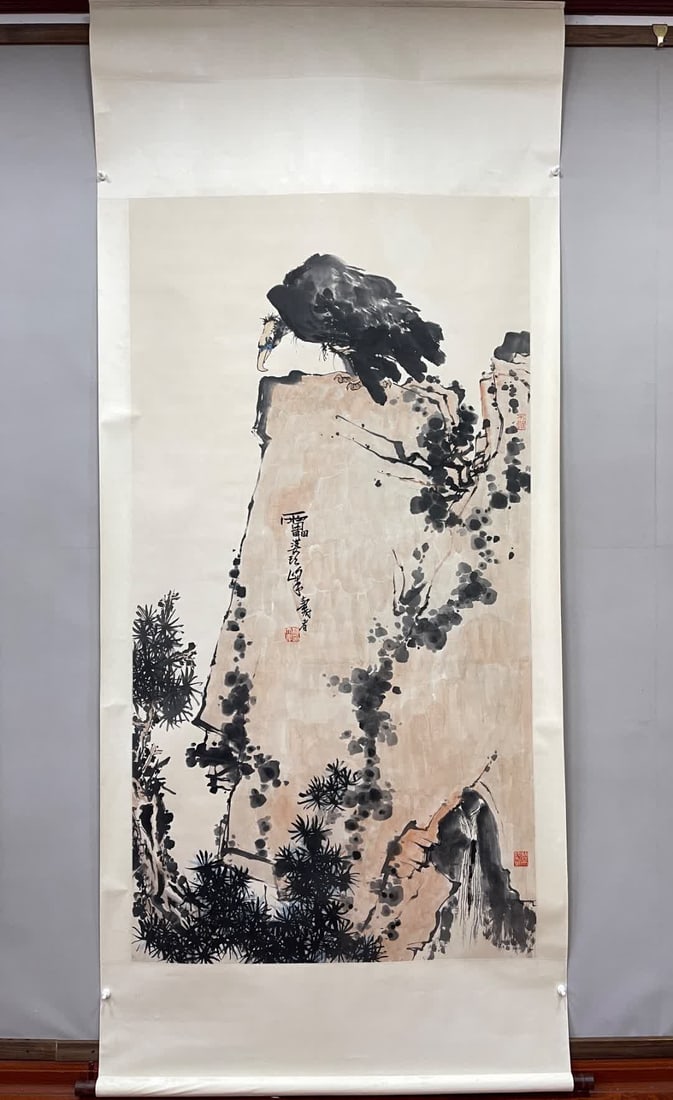 A picture of Pan Tianshou's vulture stone: Pan Tianshou's vulture stone picture SIZE: Core 180x95cm (Vertical Axis on Paper)