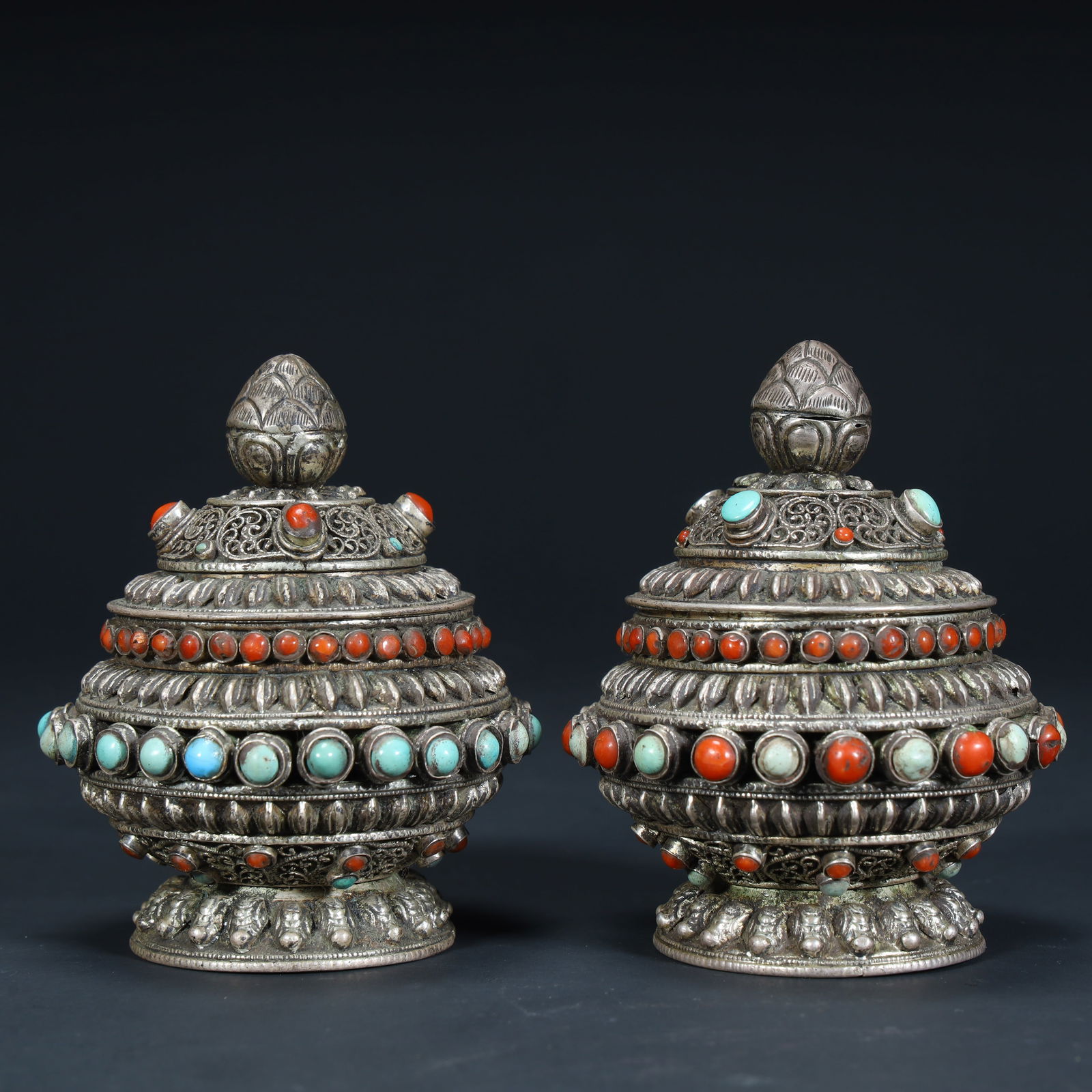 A pair of Qing Dynasty sterling silver inlaid treasures "Home and Harmony Cover Box: Qing Dynasty sterling silver inlaid treasure "family harmony and harmony cover box SIZE: H:8cm L:6.5cm W:6.5cm W:Total 216g