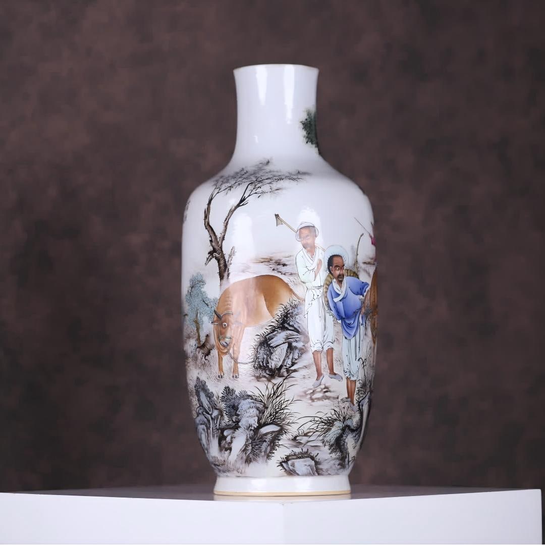 A Qing Dynasty pastel cattle picture lantern bottle: Qing Dynasty pastel cattle picture lantern bottle is the shape of a classic lantern bottle in the Qing Dynasty, straight mouth, short neck, straight belly, circle foot, regular and straight, round and