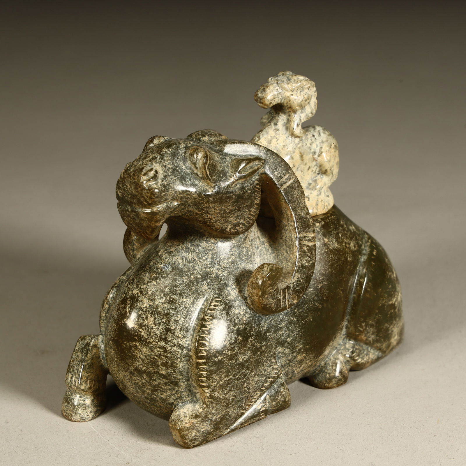 A piece of ancient jade sheep statue ornament in the Qing Dynasty (1 of 11)