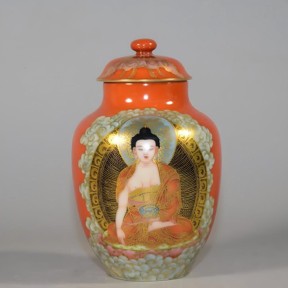 A Qing Dynasty gold model made in the Qianlong era Fanhong ground pile gold thangka Buddha statue: Qing Dynasty Qianlong year gold model Fanhong ground pile gold thangka Buddha statue jar SIZE: H: 15cm Mouth 4.3cm Foot 4.5cm