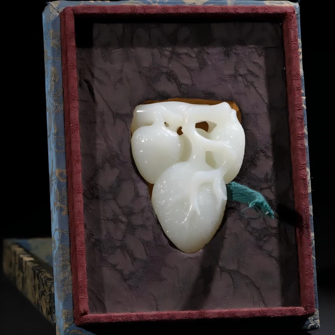 A Qing Dynasty white jade lychee pattern pendant: Qing Dynasty white jade lychee pattern pendant This piece is carved from the whole material of Hetian white jade, the jade is condensed and clean, the pulp is mellow and moist, the texture is dense an