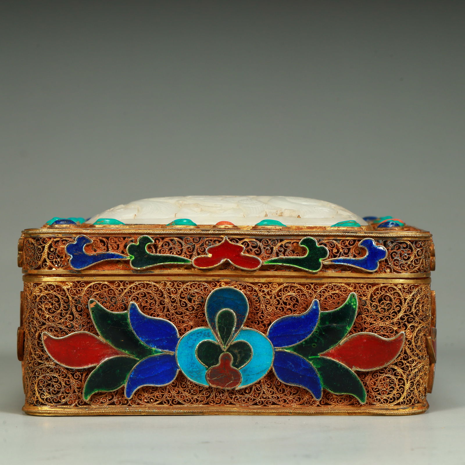 A Qing Dynasty Qianlong copper gilt cloisonné inlaid jade fired blue treasure cover box: Qing Dynasty Qianlong copper gilt cloisonné inlaid jade burnt blue treasure lid box SIZE: H:5.5cm L:12cm W:10.5cm W:398g