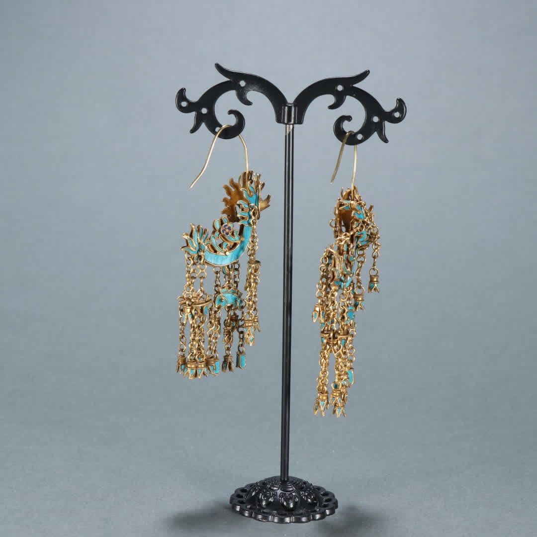 A pair of Qing Dynasty silver-gilt emerald dragon-shaped earrings: Qing Dynasty A pair of silver-gilt emerald dragon-shaped earrings SIZE: H: 7.9cm W: 3cm Total W: 24.3g