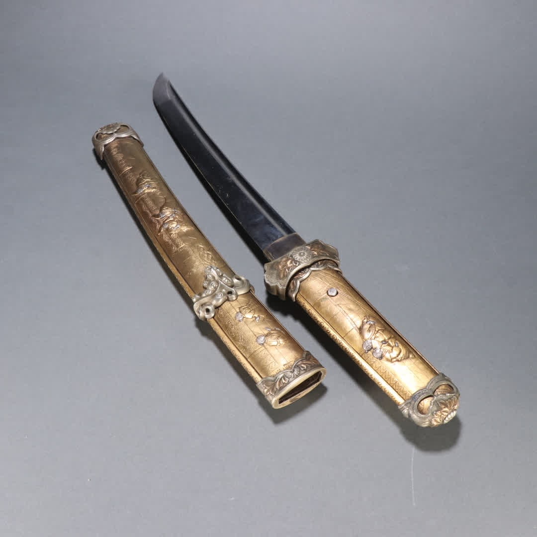 A Qing Dynasty copper-gilt gilt gilt silver character picture story sword (1 of 9)