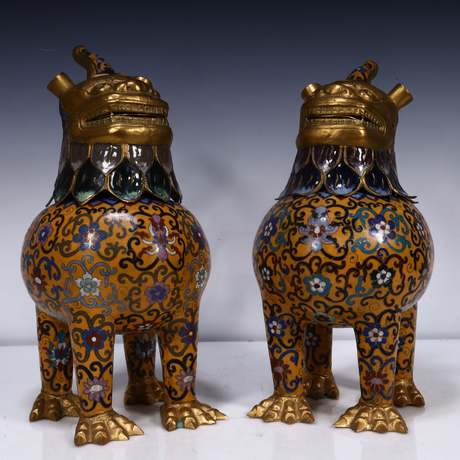 A pair of cloisonné aromatherapy (1 of 9)