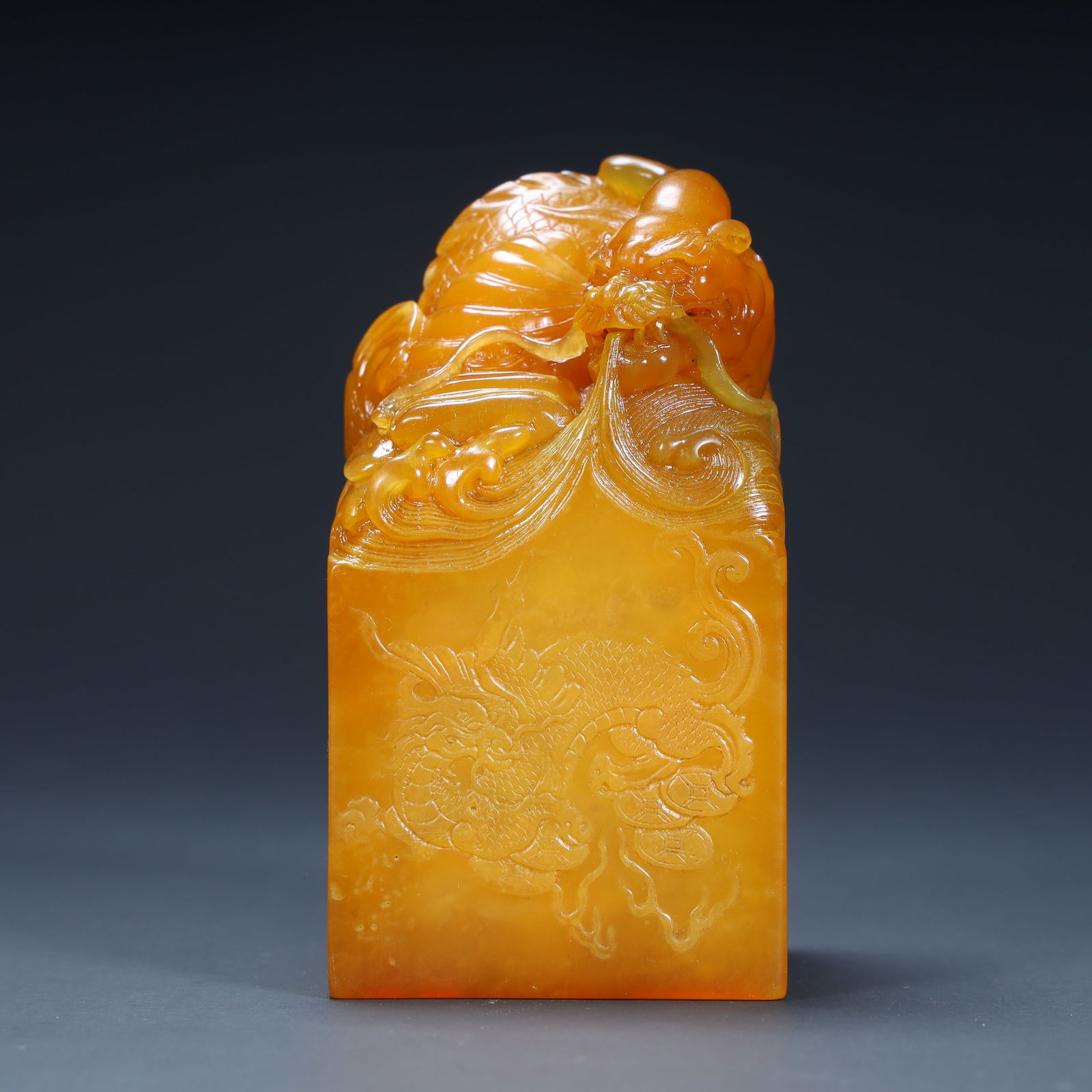 A Qing Dynasty Tian Huangshilong pattern button seal: Qing Dynasty Tian Huang Shilong pattern button seal SIZE: H:9.5cm L:5cm W:5cm W:454.5g