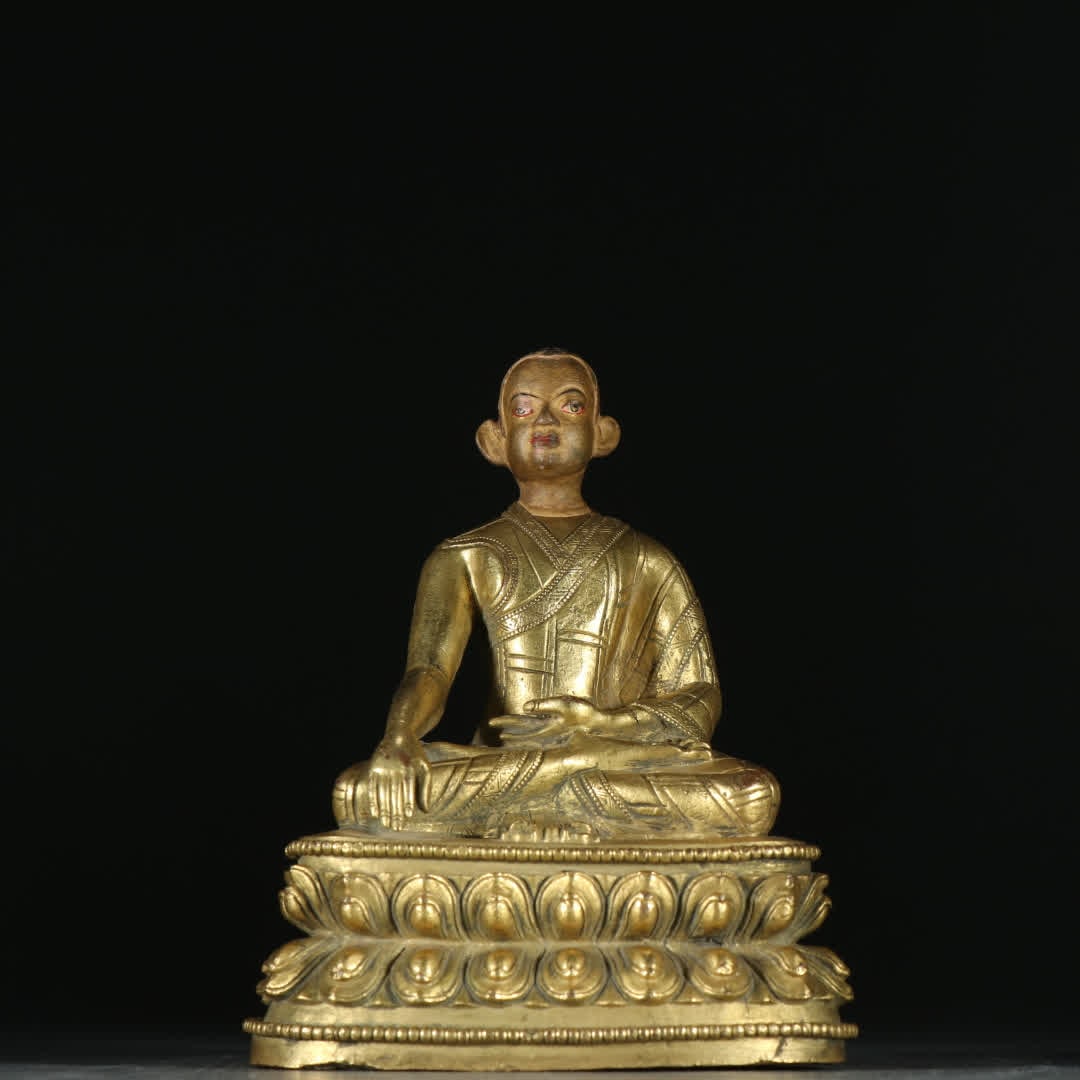 A bronze gilt statue of the guru in the Qing Dynasty: Qing Dynasty bronze gilt guru statue SIZE: H:12.3cm W:9.9cm W:380.2g