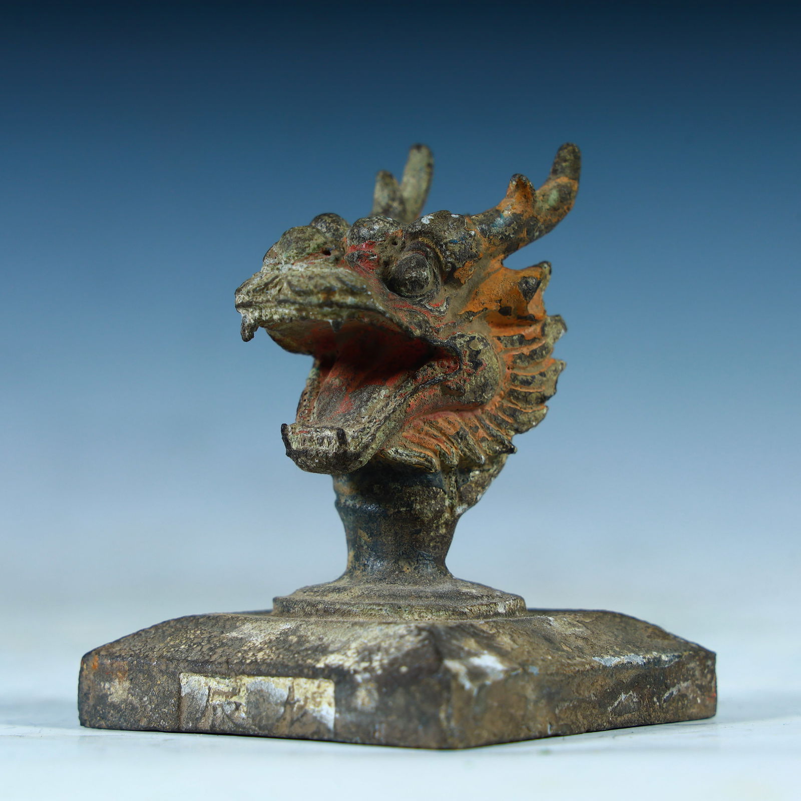 A Tang Dynasty copper painted dragon head seal: Tang Dynasty copper painted dragon head seal SIZE: H:7cm L:5.3cm W:5.3cm W:392.5g