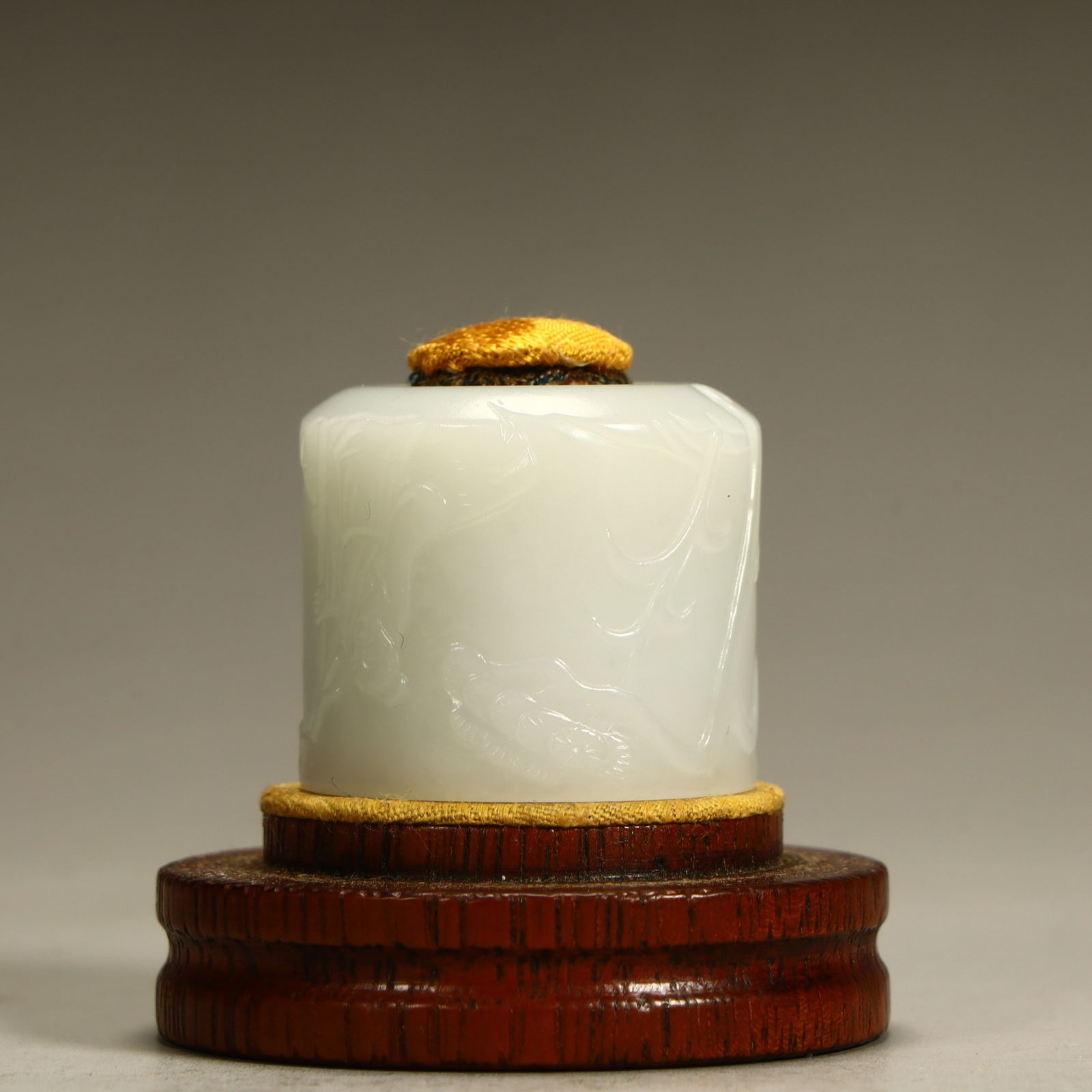 A Qing Dynasty Hetian jade carved dragon pattern finger: Qing Dynasty Hetian jade carved dragon pattern finger SIZE: H:3cm L:3.5cm W:3.5cm W:41.4g