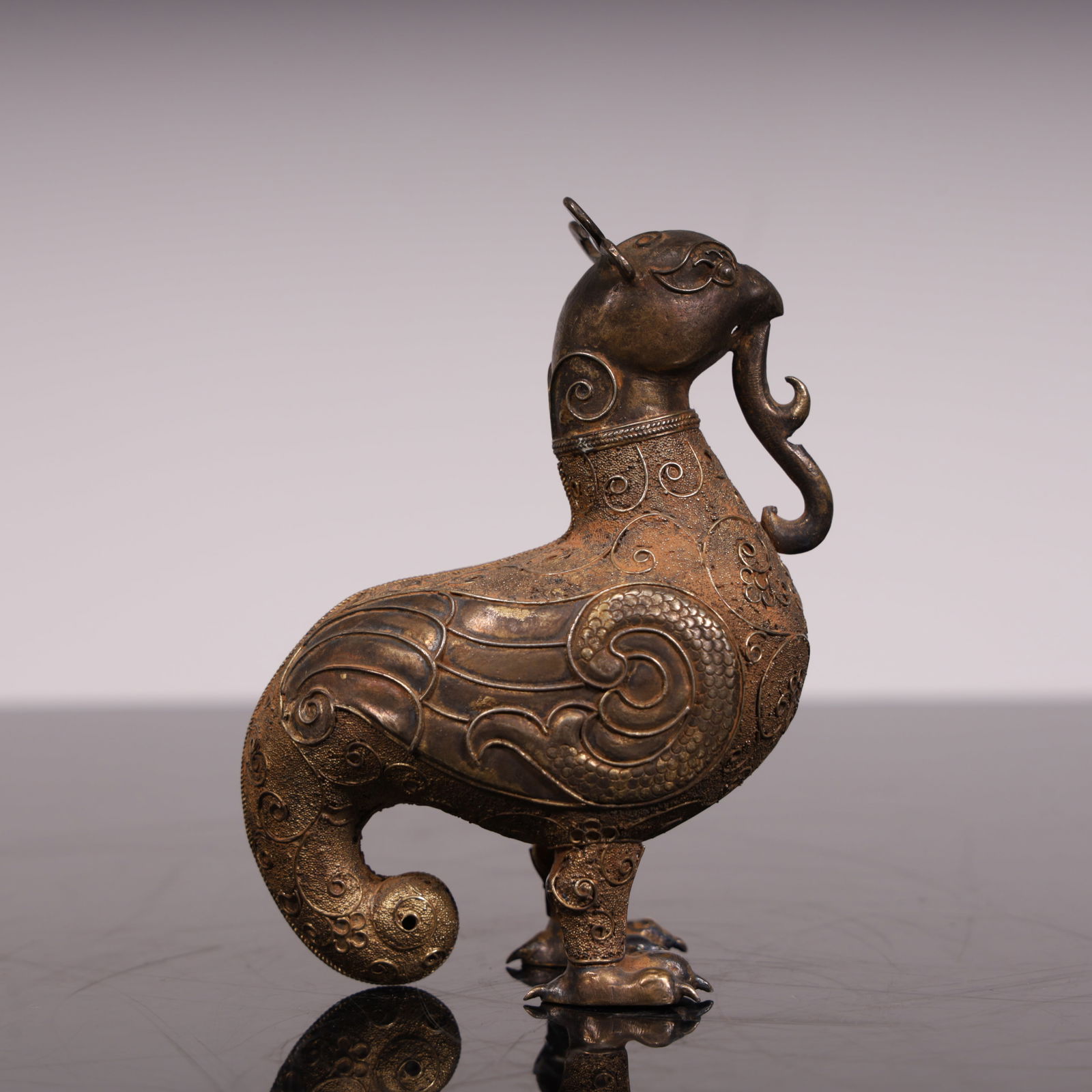 A Han Dynasty bronze beast bird fried bead carving: Han Dynasty bronze beast and bird fried bead carving SIZE: L:7.8cm W:4.5cm H:10.8cm W:0.16kg
