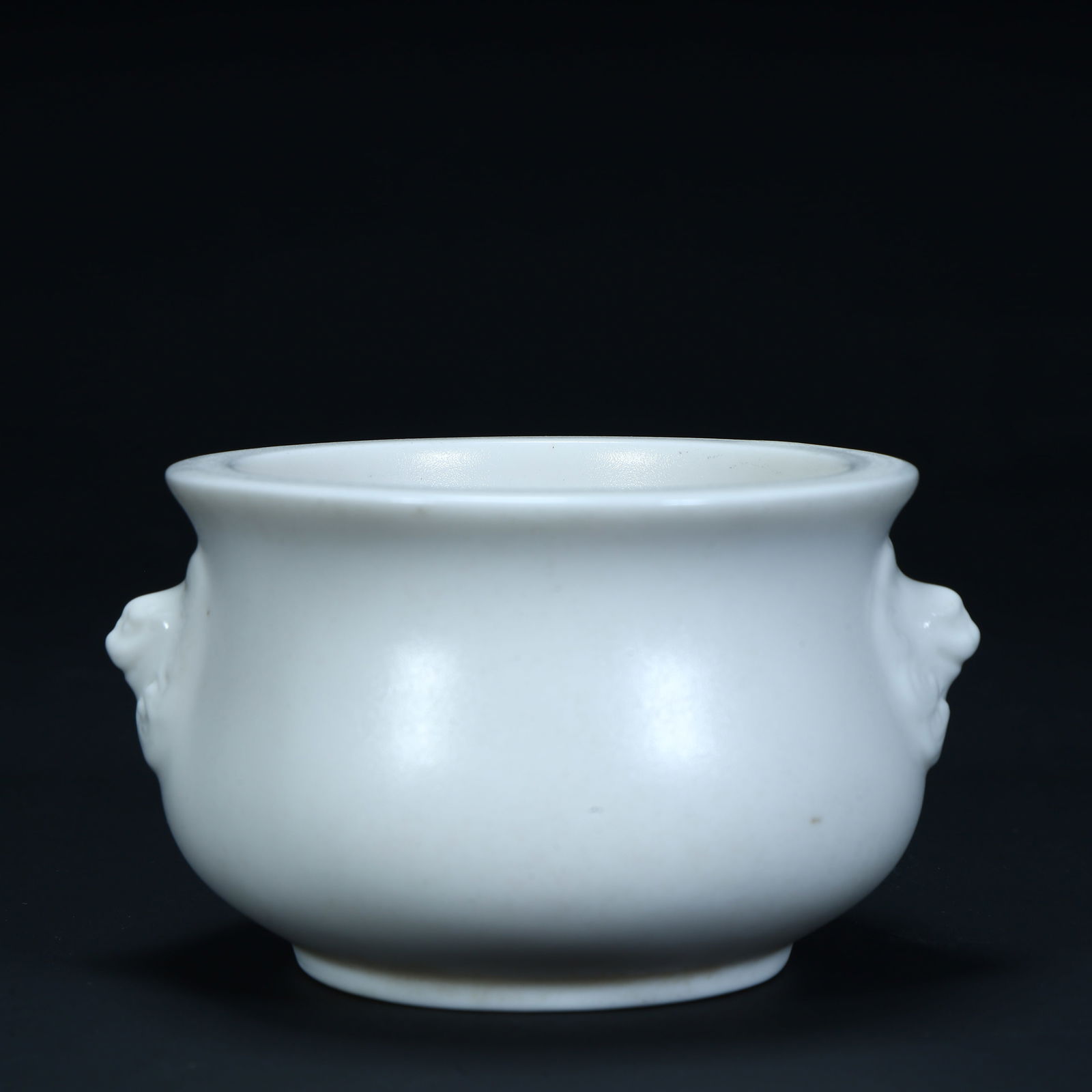 A Qingdehua white porcelain lion's ear stove: Qingde Hua white porcelain lion ear stove SIZE: H:6cm L:10cm W:9cm W:210g