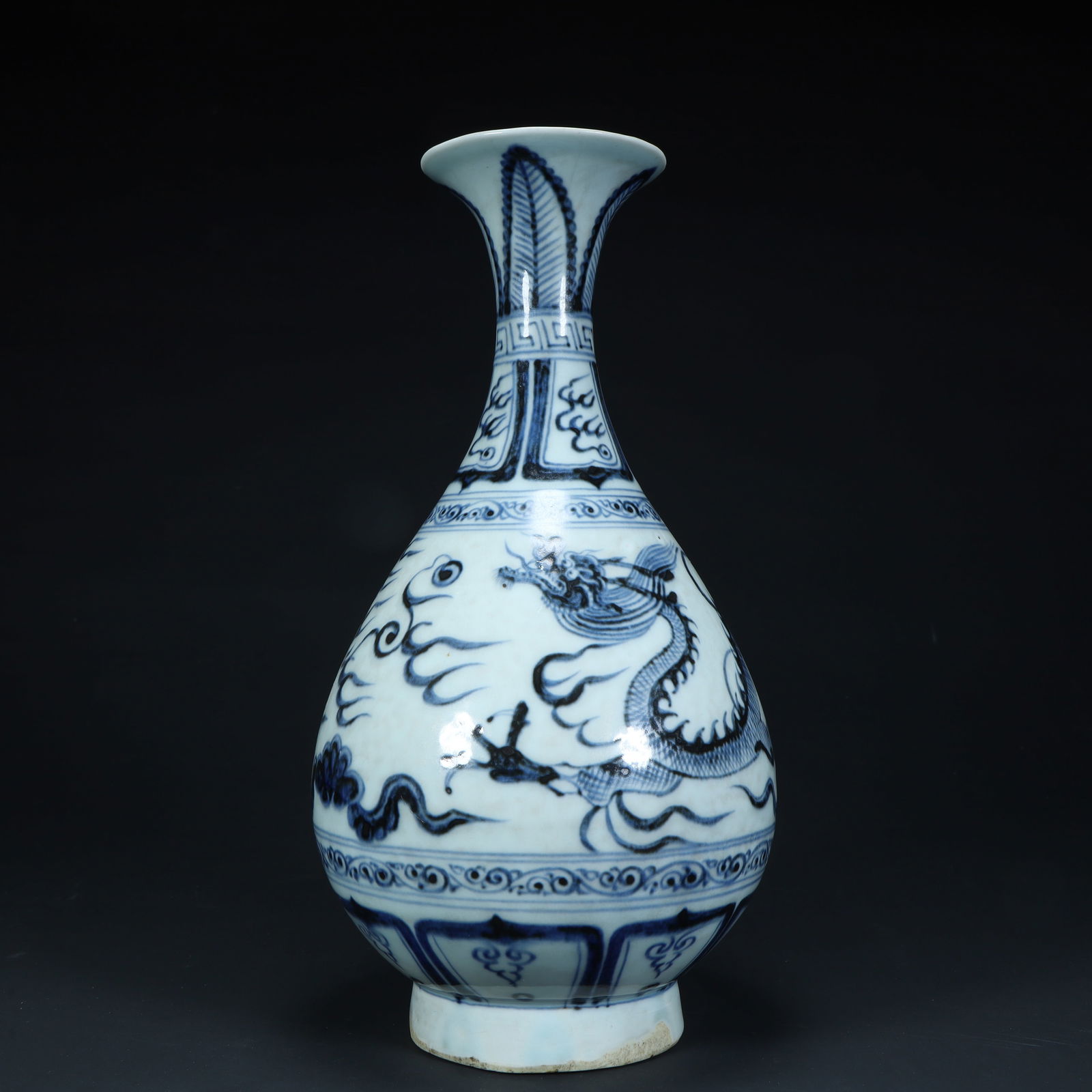 A Yuan Dynasty blue and white cloud dragon pattern jade pot spring vase (1 of 10)