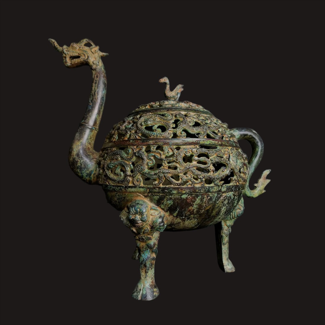 A Warring States bronze - hollow dragon head smoked cauldron: Warring States Bronze - Hollow Dragon Head Smoked Tripod SIZE: H:35cm W:34cm W:5.3kg