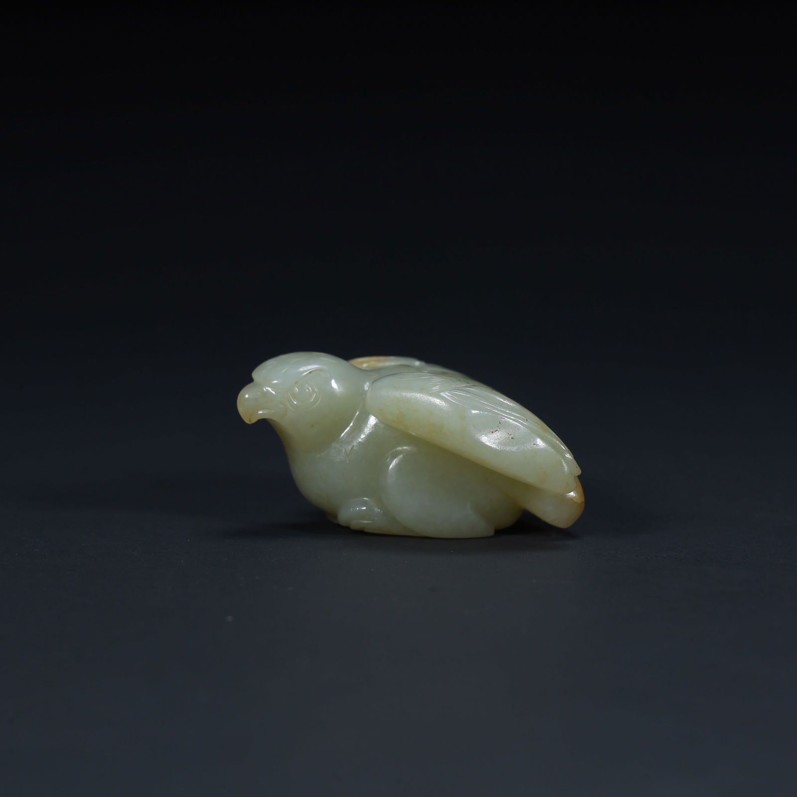 A round carved jade eagle of the Western Han Dynasty: The Western Han Dynasty round carved jade eagle SIZE: H:2cm L:4.5cm W:4cm W:41.3g
