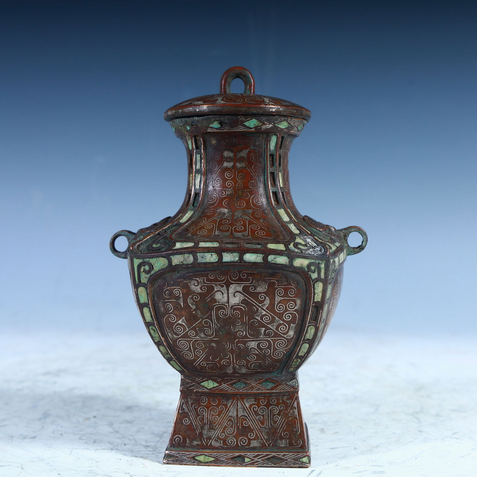 A turquoise copper square pot inlaid with gold and silver in the Warring States period: During the Warring States period, the turquoise copper square pot was inlaid with gold and silver SIZE: H:14.5cm W:8.5cm W:596g