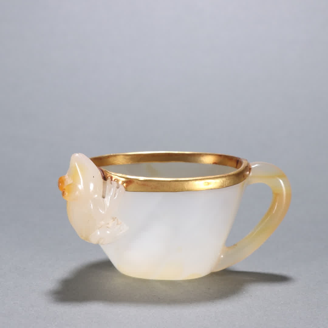A piece of Liao gold agate gold-covered golden toad cup: Liao Jin Agate-Covered Golden Toad Cup SIZE: H:5.7cm W:10.5cm W:138.3g