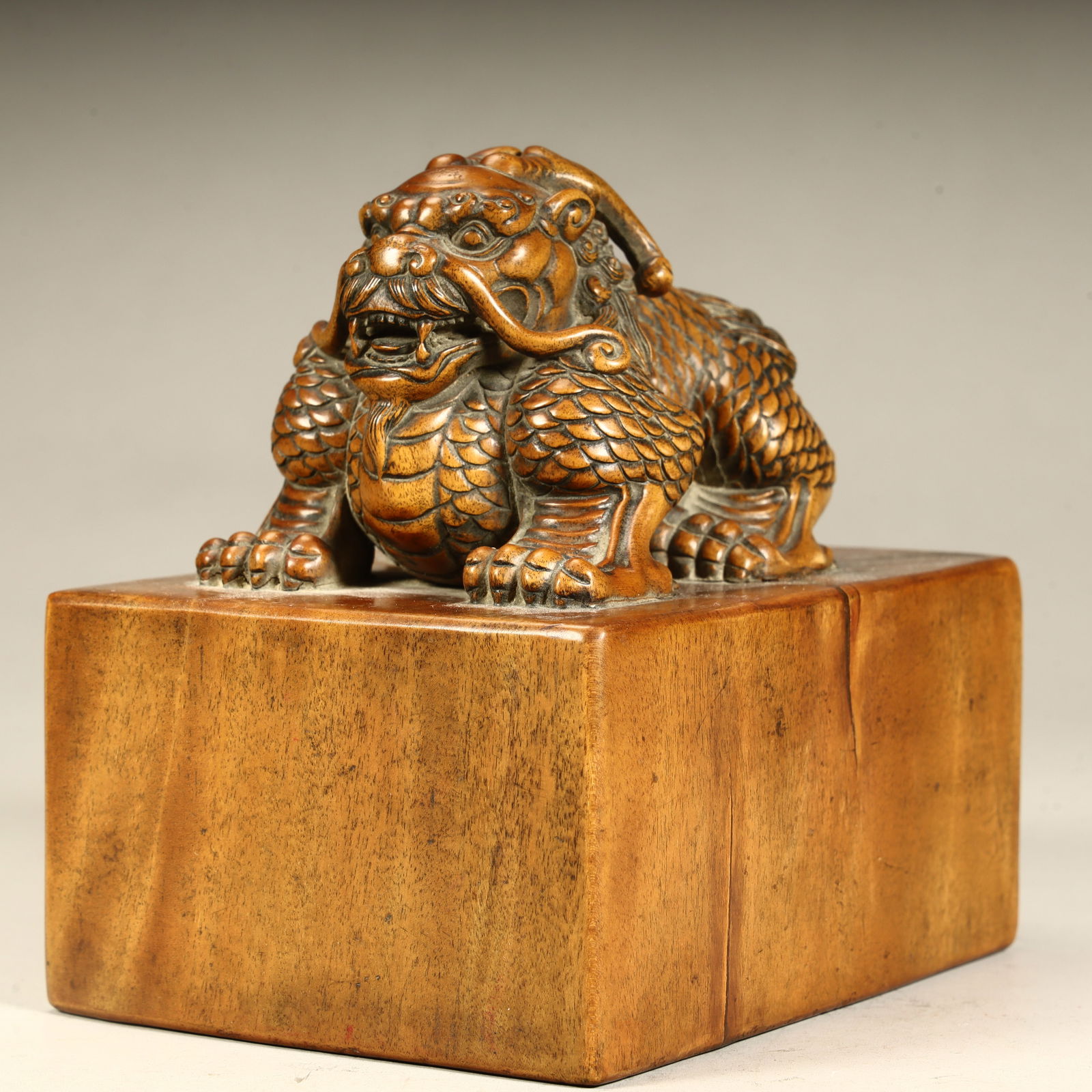 A Qing Dynasty auspicious beast boxwood beast button seal: Qing Dynasty auspicious beast boxwood beast button seal SIZE: H:13cm L:12.5cm W:9.5cm W:0.7kg