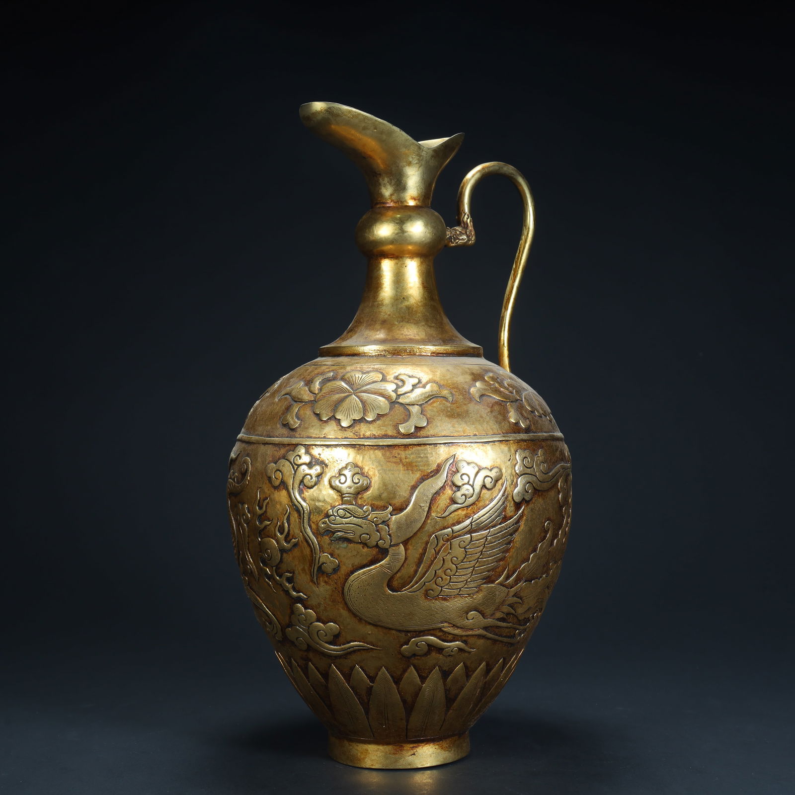 A Qing Dynasty copper-gilt "dragon and phoenix auspicious" pattern pot: Qing Dynasty copper gilt "dragon and phoenix auspicious" pattern pot SIZE: H: 29.5cm L: 16.5cm W: 15.5cm Total W: 3kg