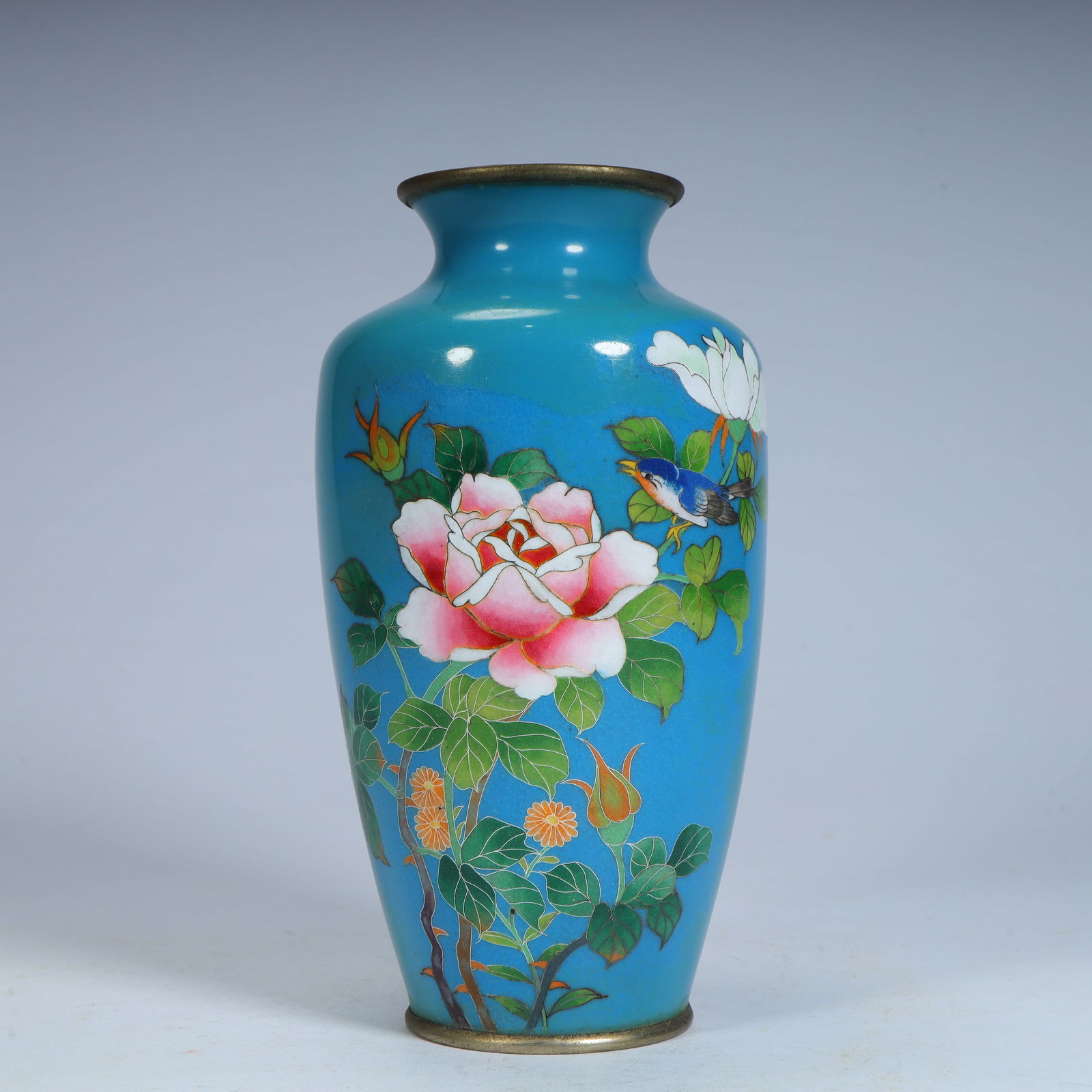 A bronze tire painting enamel flower and bird pattern vase: The bronze tire is painted with enamel flowers and birds in a vase SIZE: H:18cm L:9.5cm W:9.5cm W:426g