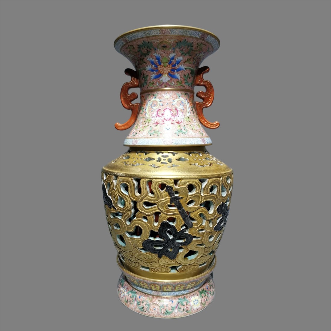A Qianlong year enamel color pick-up flower luck fortune consecrated hollow gold ground eight: Qianlong year system enamel color pick-up flower luck continuous consecration hollow gold ground eight treasure pattern amphora heart vase SIZE: H: 38.5cm Belly D: 21cm