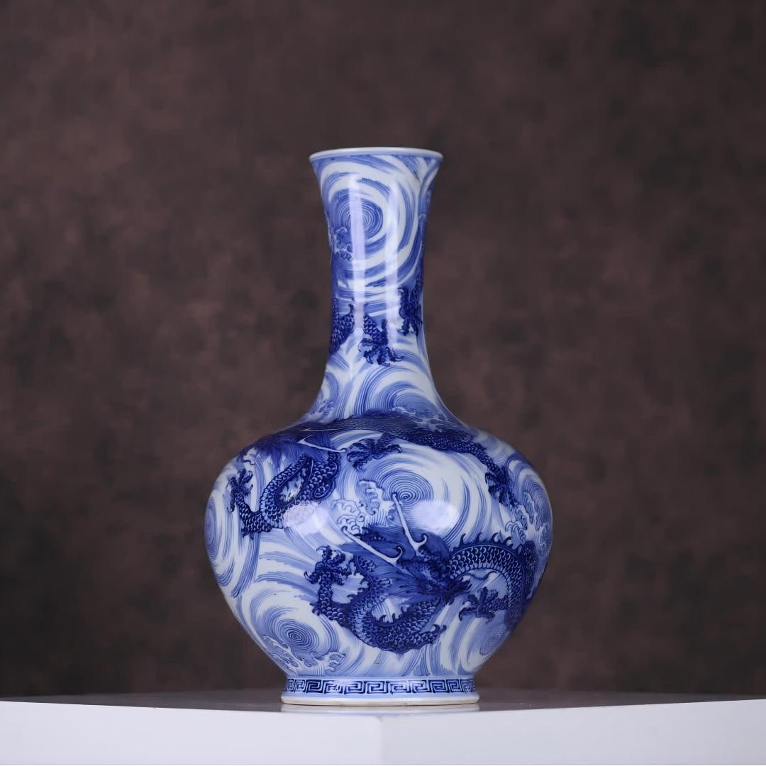 A piece please Qianlong blue and white seawater dragon pattern bottle: Please Qianlong blue and white seawater dragon pattern vase open mouth straight neck The abdomen is round like a ball The neck is slender and straight The overall shape is regular and atmospheric It i