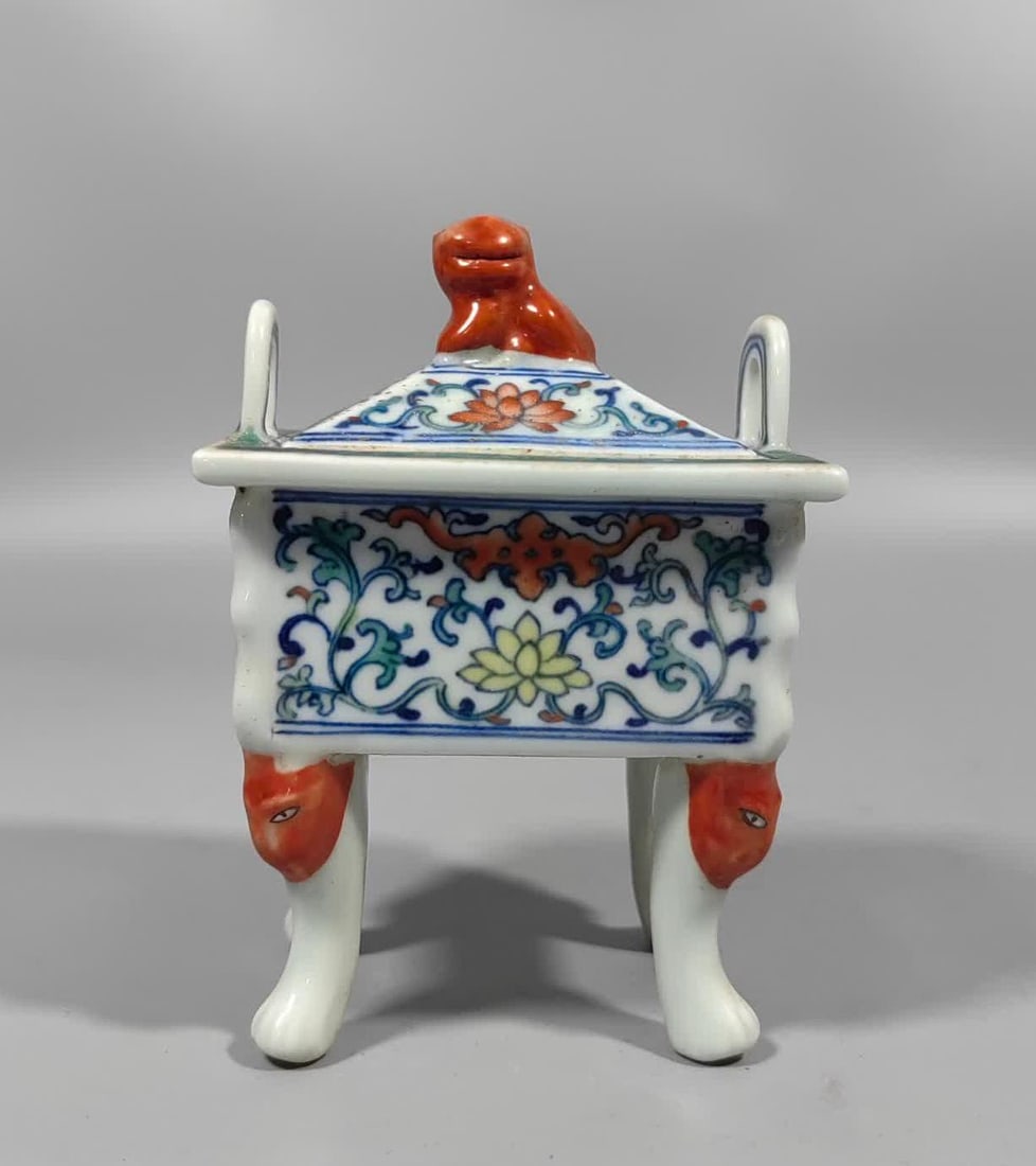 A four-legged furnace of the Qing Dynasty (1 of 9)