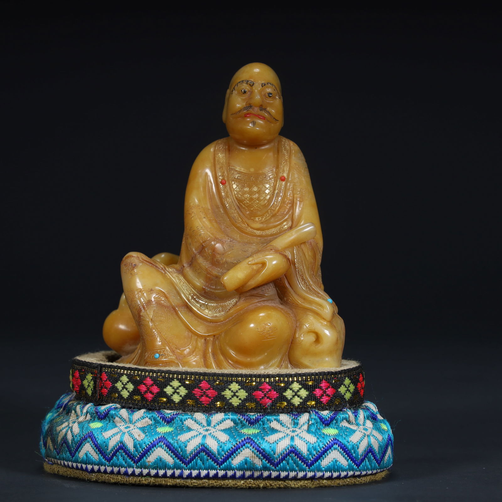 A statue of Huang Frozen Arhat in Shoushan Tianhuang in the Qing Dynasty: Qing Dynasty Shoushan Tian Huangdong Arhat statue SIZE: H:8.5cm L:7.5cm W:5cm W:244g