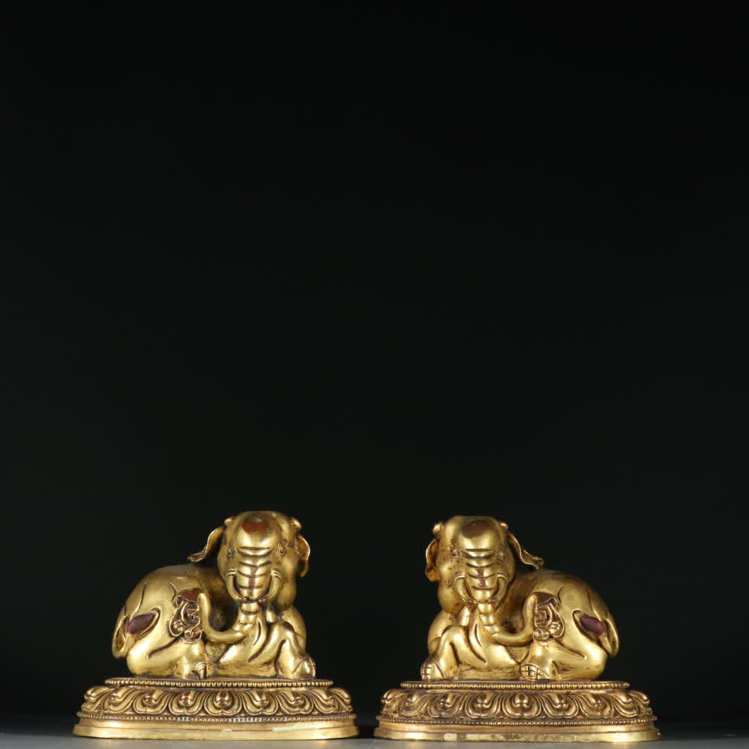 A pair of Qing Dynasty copper gilt elephant ornaments: A pair of copper gilt elephant ornaments in the Qing Dynasty SIZE: H: 10cm W: 12.4cm Single W: 740g