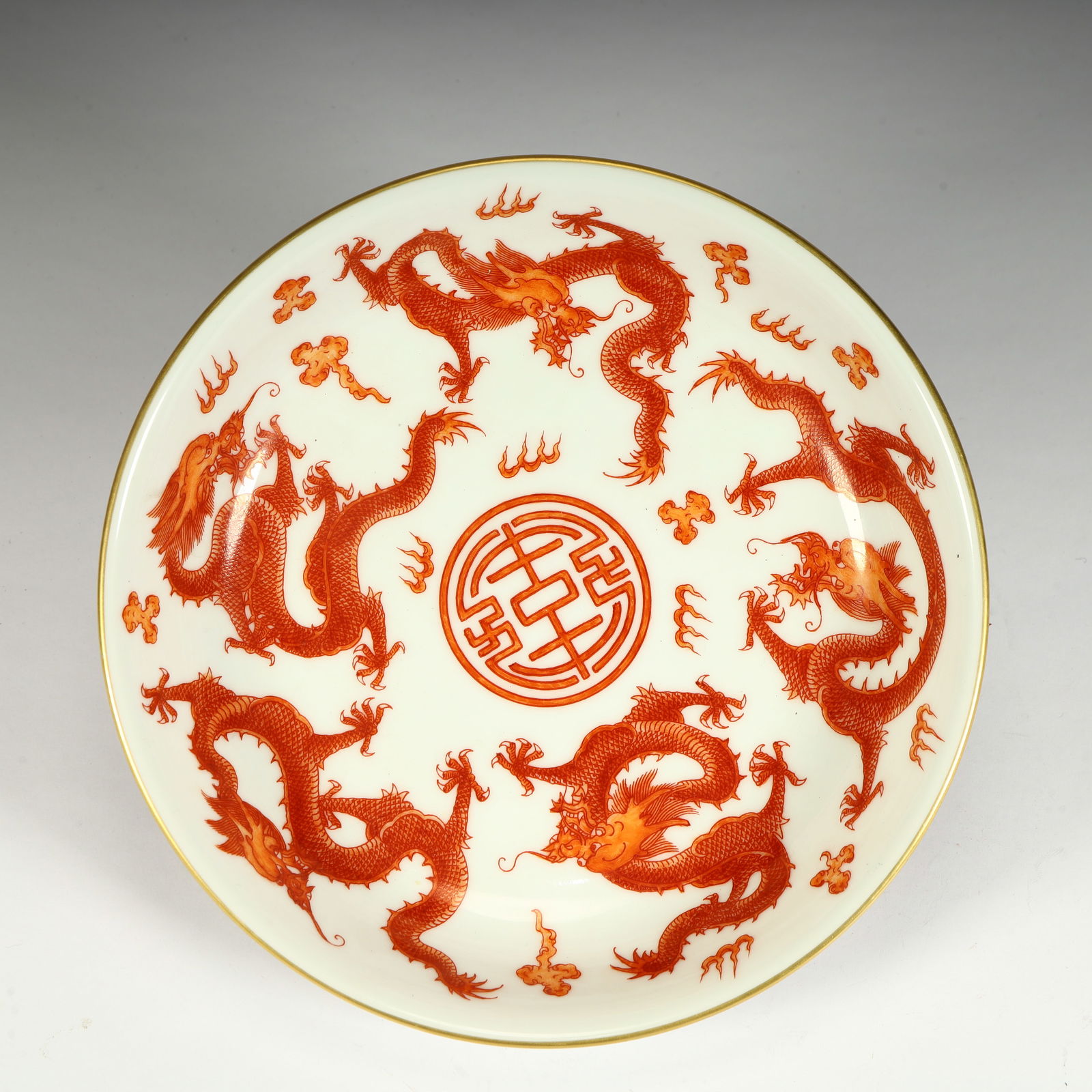 A Qing Dynasty Qianlong official kiln alum red seawater dragon pattern plate: Qing Dynasty Qianlong official kiln alum red sea dragon pattern plate SIZE: H:4.5cm L:17cm W:17cm W:322g?