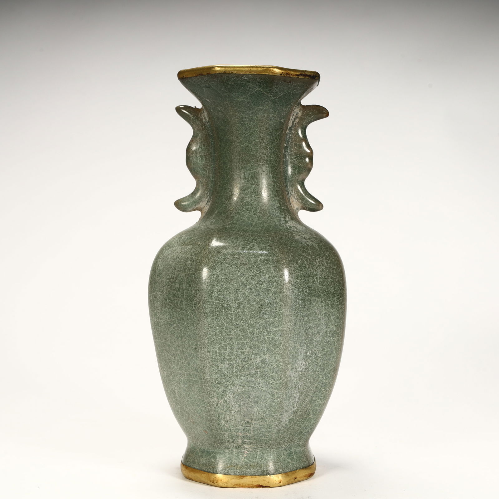 A gilt amphora in a kiln open piece: The Gothic kiln opens a gilded amphora SIZE: H:18cm L:9.5cm W:9.5cm W:440g