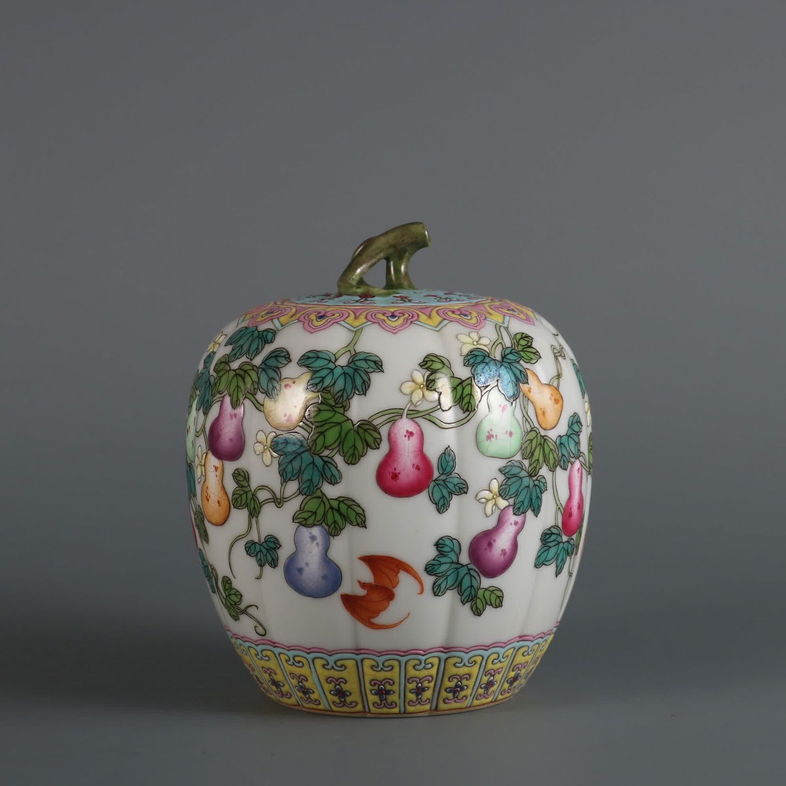 A pastel Fulu pattern tea jar made in the Qianlong period of the Qing Dynasty: Qing Qianlong year pastel Fulu pattern tea jar SIZE: H: 11.6cm abdominal D: 9cm Cap diameter 5cm