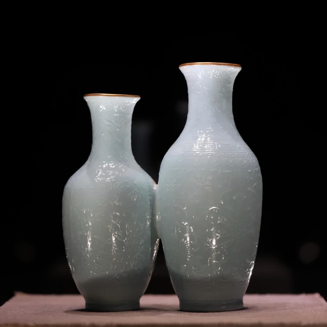 A Qing Qianlong style turquoise green glaze molded entwined lotus pattern double bottle: Qing Qianlong model turquoise green glaze mold printed entwined lotus pattern double bottle belongs to the Qing Dynasty official kiln bionic shape color porcelain The vessel type is a rare double bott