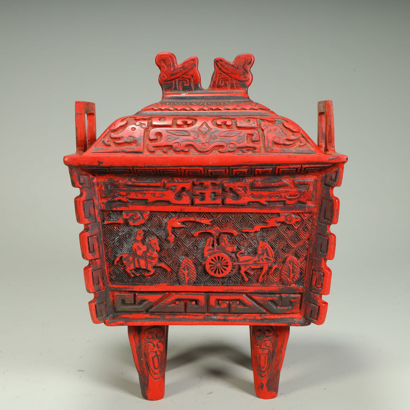 A red carriage and horse picture square tripod lid box: Remove the red carriage and horse picture square tripod lid box SIZE: H:19cm L:14cm W:11cm W:653g