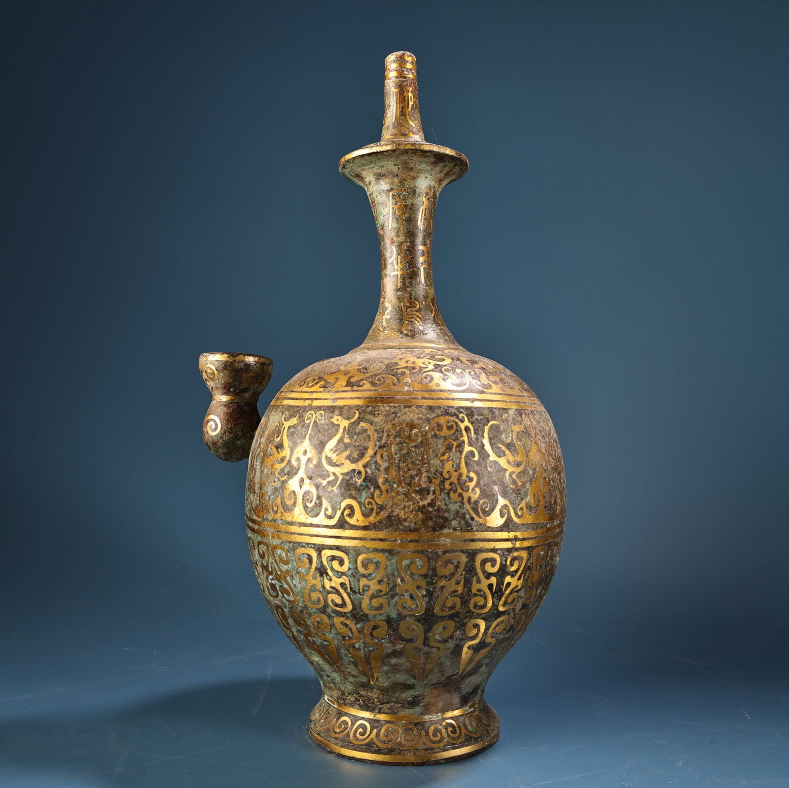 A bronze pot: Bronze vessels are placed in golden pots SIZE: W:800g H:14.5cm W:15cm